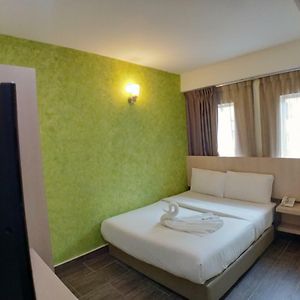 Premier Queen Room